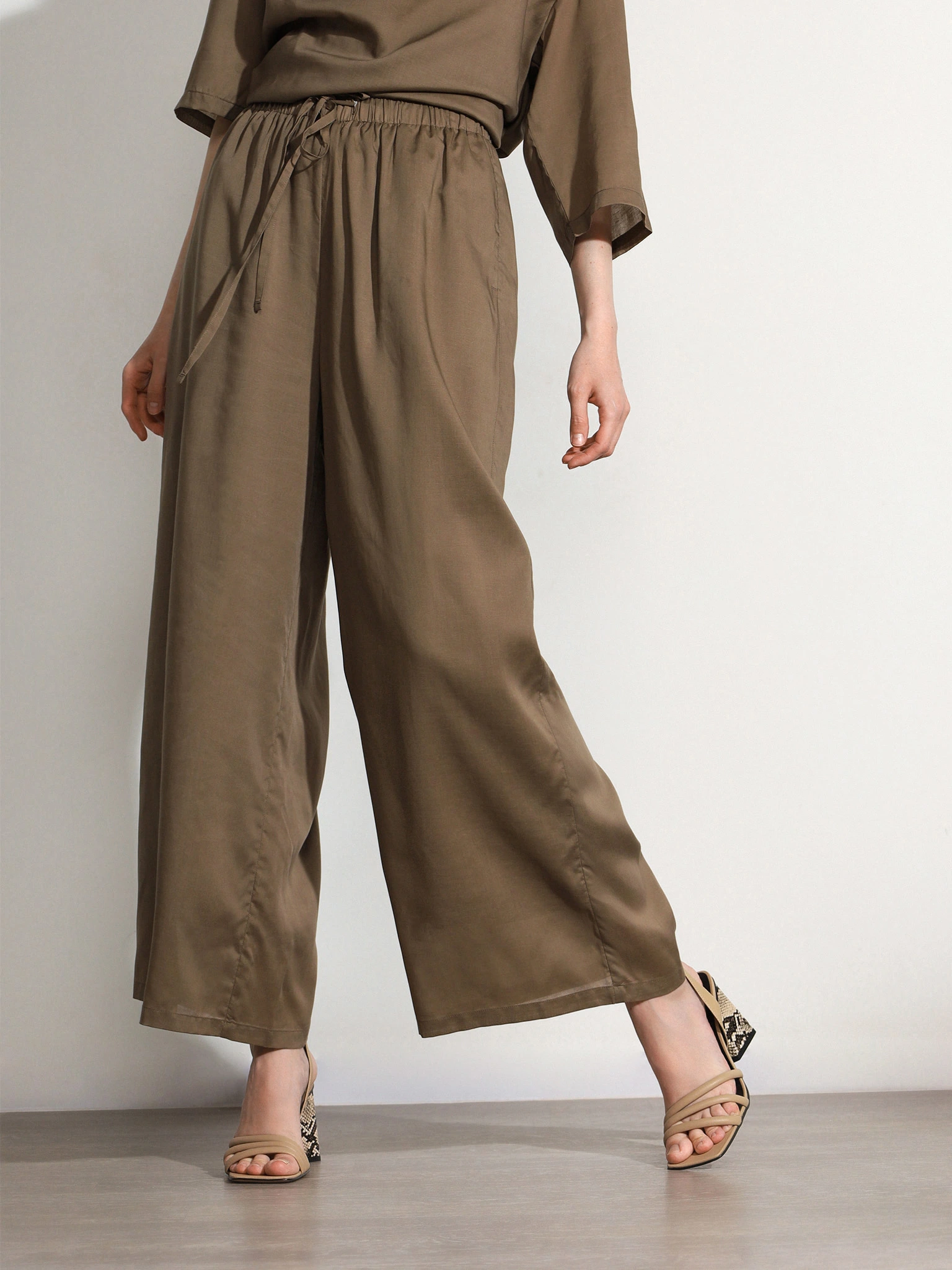 Брюки песочного цвета свободного кроя